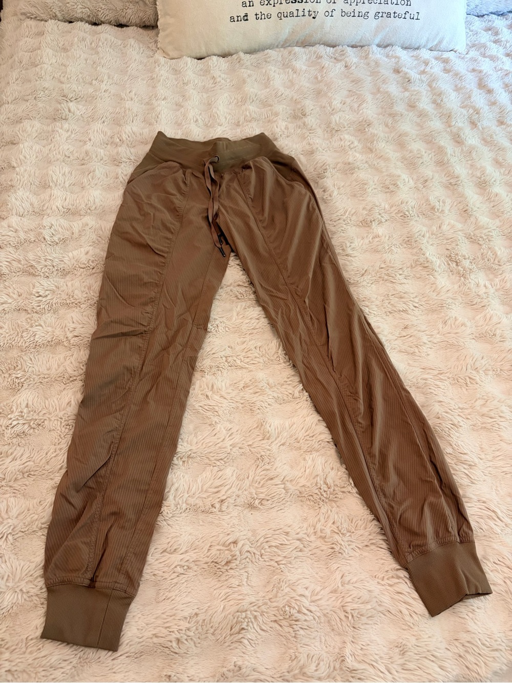 lululemon athletica women’s tan jogger sweatpants